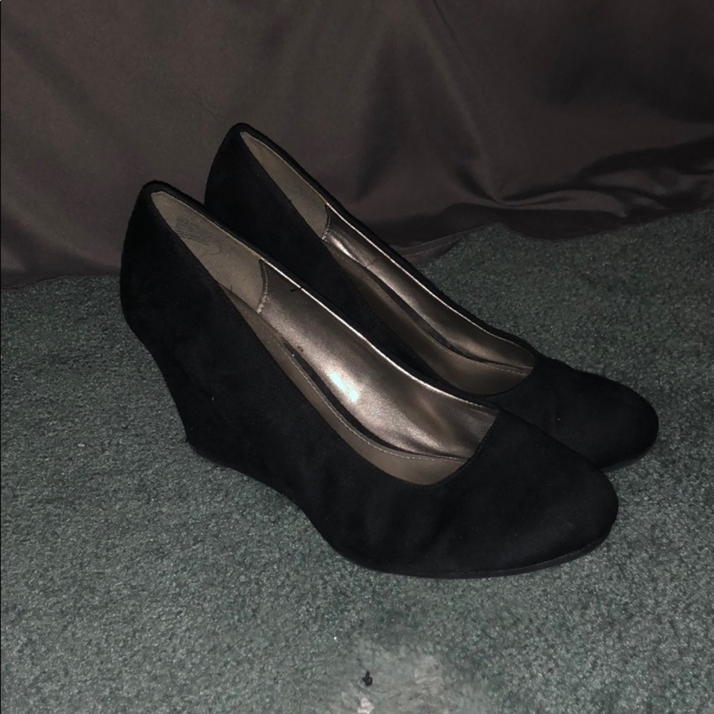 black wedged heels